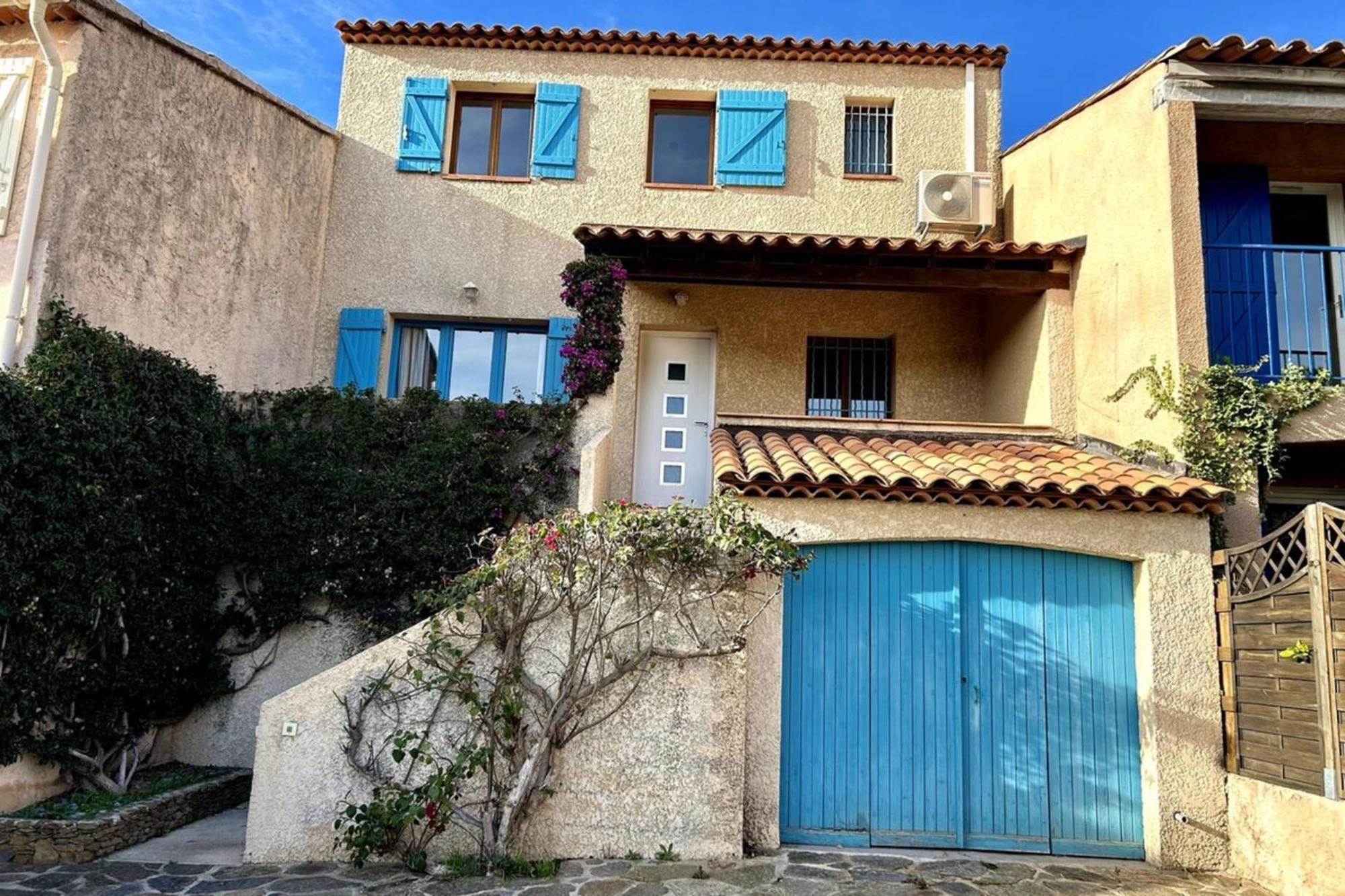 Vakantiehuis Spacious House With Large Terrace & Traditional Barbecue